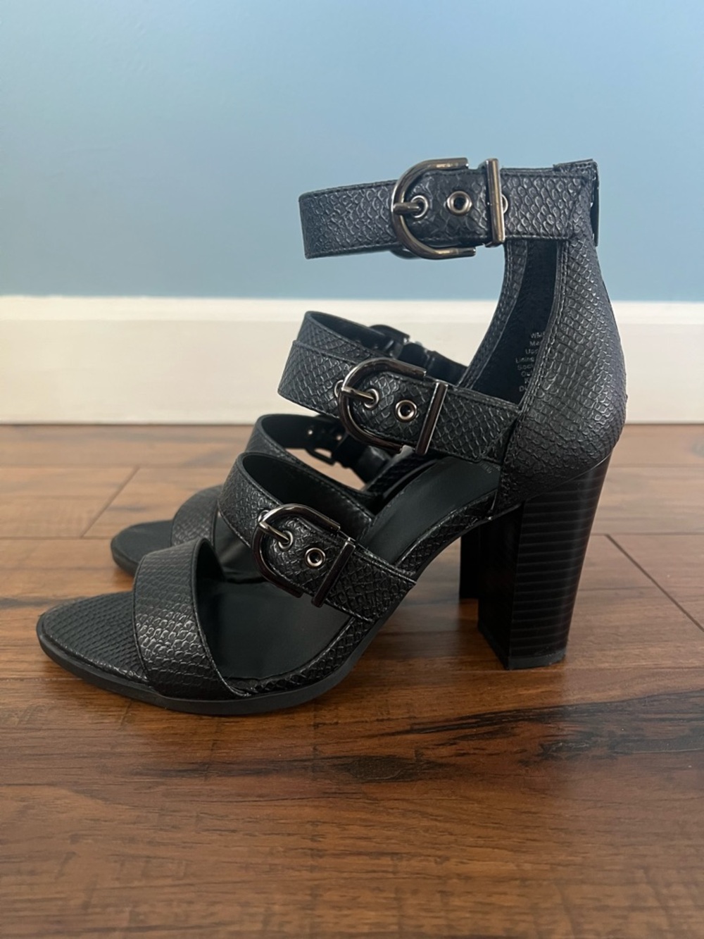 Vera Wang Strap Heel Sandal - Size 6.5 - Picture 5 of 11